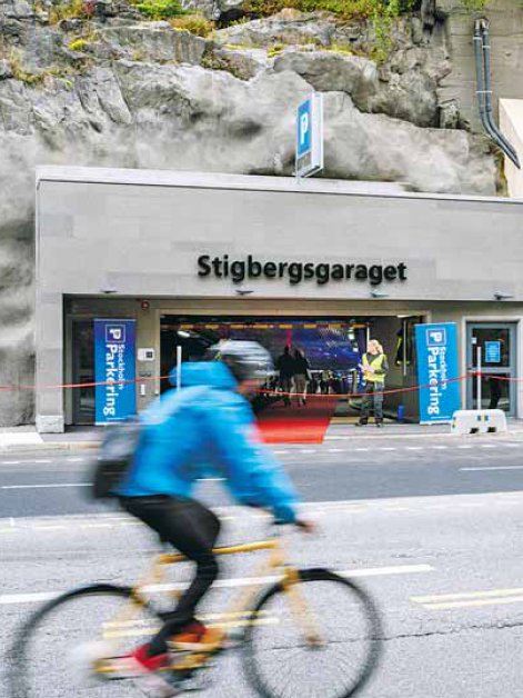 Bilarna tar plats under jord