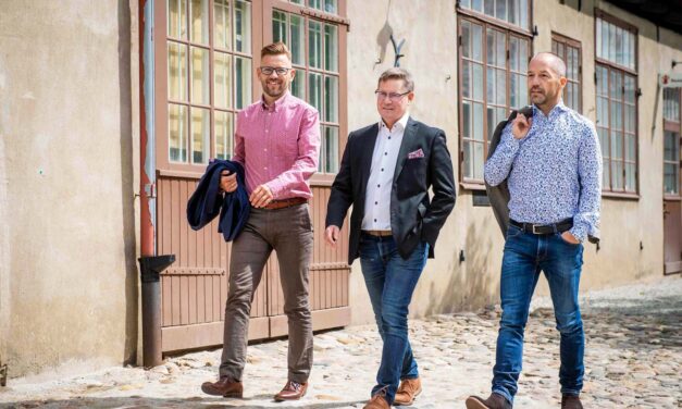 Engagera. Glädja. Leverera.