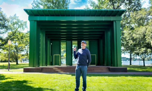 Scen i stadsparken bidrar till ett levande centrum